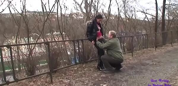  Un uomo maturo vede una giovane puttana da sola che vuole scopare con lui nel parco